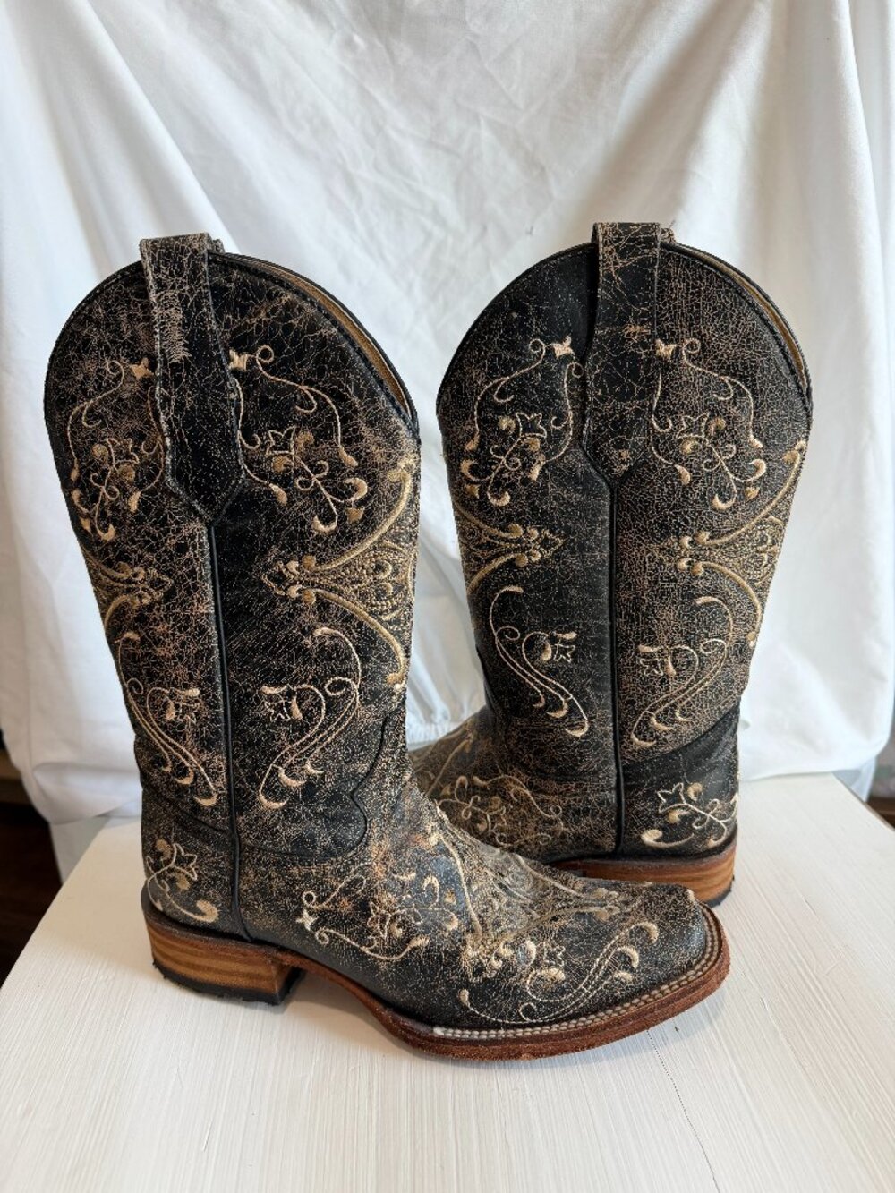 Circle G by Corral Women’s 7M Black Distressed Embroidered Western Cowboy Boots